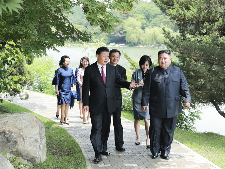시진핑 중국 국가주석과 부인 펑리위안 여사가 김정은 북한 국무위원장과 부인 리설주 여사와 함께 21일 평양 금수산영빈관에서 산책을 하고 있다. / 서울=신화/뉴시스