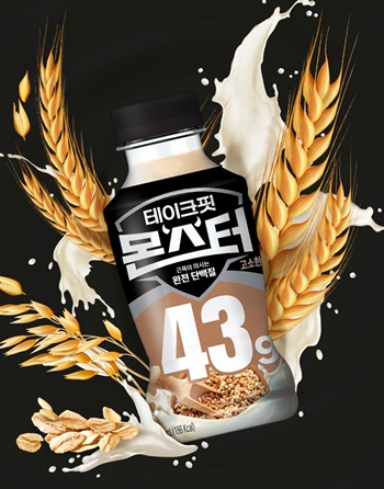 남양유업이 한 병(350mL)에 단백질 43g을 담은 초고단백 음료 ‘테이크핏 몬스터 고소한맛’을 출시했다. / 남양유업
