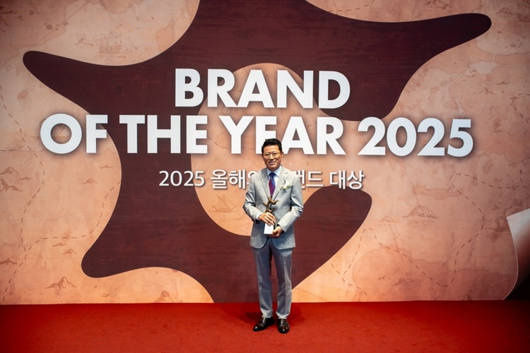 김기태 보람상조 대표이사가 2025 올해의 브랜드대상을 수상한 뒤 기념촬영을 하고 있다. / 보람그룹