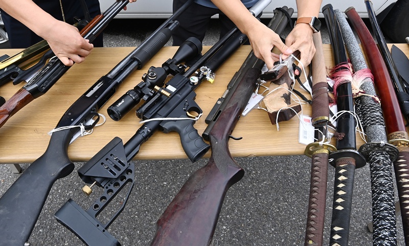 국민의힘 최은석 의원(대구 동구·군위군갑)은 지난달 29일 불법 총기 제조를 돕는 모든 조력 행위를 차단하고 강력히 처벌하는 내용을 담은 '총포화약법' 개정안을 대표발의 했다. 사진은 불법무기류 자진신고 기간인 2일 경기도 수원남부경찰서 범죄예방질서계 관계자들이 보관중인 총기류 등을 살펴보고 있는 모습이다. / 뉴시스