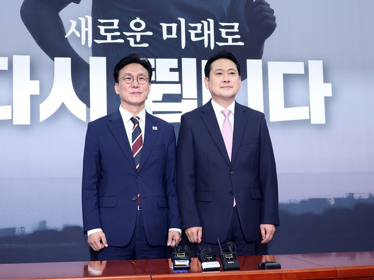 장동혁(오른쪽) 국민의힘 대표가 1일 오전 서울 여의도 국회에서 예방 온 김민석 국무총리와 기념촬영을 하고 있다. / 뉴시스