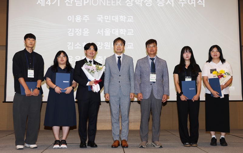 지난 8월 26일 강릉 라카이 샌드파인 컨벤션센터에서 열린 ‘제4기 산림 Pioneer 육성 장학사업’ 장학증서 수여식에서 유용재 정인욱학술장학재단 사무국장(왼쪽에서 네 번째)과 이상현 한국산림과학회장(왼쪽에서 다섯 번째)이 장학생들과 기념촬영을 하고 있다. / 삼표그룹
