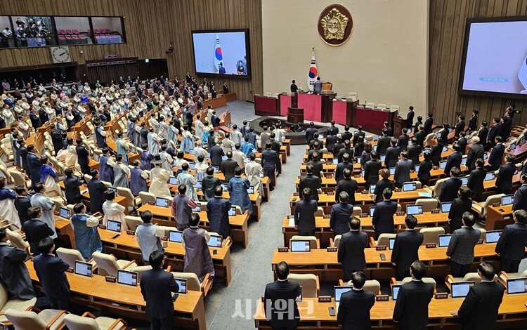 1일 국회 본회장에서 열린 정기국회 개회식에 더불어민주당과 조국혁신당, 진보당 등의 의원들이 한복을 입고 참석한 반면 국민의힘 의원들은 상복을 입고 참석했다. / 전두성 기자