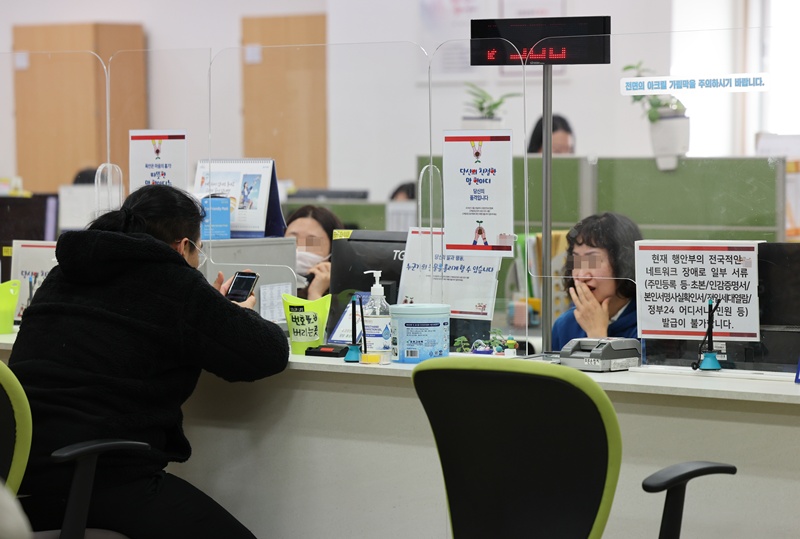 국민의힘 김재섭 의원(서울 도봉갑)은 1일 행정기관의 착오나 제3자의 범죄행위로 인해 가족관계등록부에 잘못 기재된 경우, 기존 등록부를 폐쇄하고 새로운 등록부를 재작성할 수 있도록 하는 내용을 담은 ‘가족관계의 등록 등에 관한 법률’ 개정안 대표발의 했다. / 뉴시스
