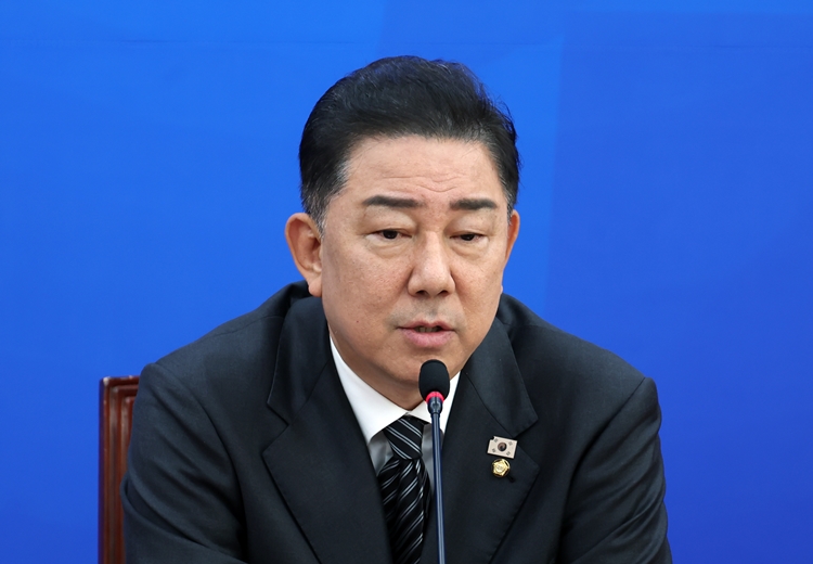 김병기 더불어민주당 원내대표가 2일 국회에서 2025 정기국회 관련 기자회견을 하고 있다. / 뉴시스