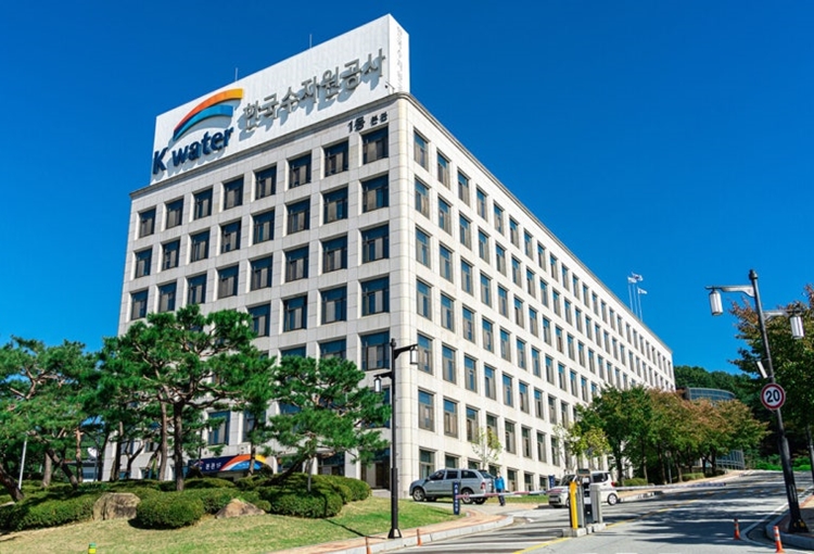 한국수자원공사가 한국건설생활환경시험연구원과 ‘기후테크 기술개발 및 기업육성을 위한 업무협약’을 체결했다. / 한국수자원공사