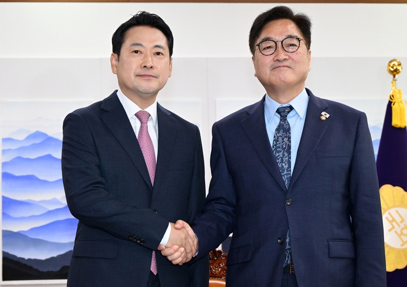 장동혁 국민의힘 대표가 2일 서울 여의도 국회에서 우원식 국회의장을 예방해 기념촬영을 하고 있다. (공동취재) / 뉴시스