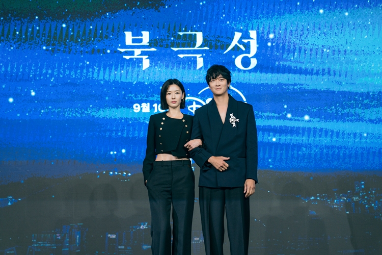 배우 전지현(왼쪽)과 강동원이 디즈니+ 오리지널 시리즈 ‘북극성’으로 글로벌 시청자를 찾는다. / 월트디즈니 컴퍼니 코리아