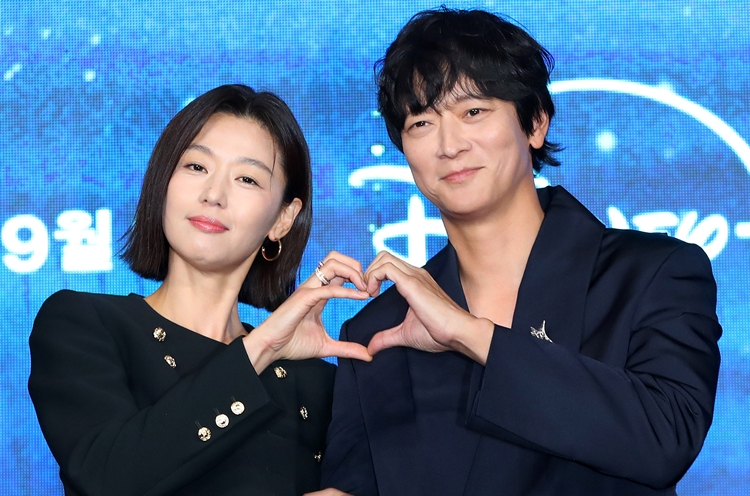 ‘느좋’ 케미스트리를 보여줄 전지현(왼쪽)과 강동원. / 뉴시스