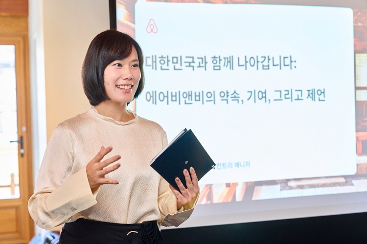 서가연 에어비앤비 코리아 컨트리 매니저는 ‘영업신고 의무화 전면 시행’에 대해 ‘자발적’ 조치라고 강조했지만, 일각에서는 이전부터 에어비앤비 불법 공유숙박 업소와 관련해 여러 문제가 제기된 이후 시행한 후속 조치라는 지적이 이어진다. / 에어비앤비