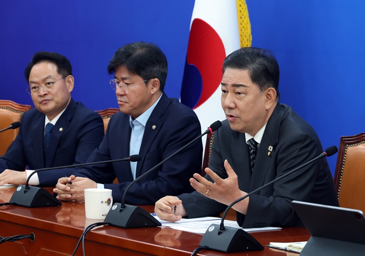 더불어민주당이 ‘검찰청 폐지’를 위한 정부조직법 개정안을 이번 달에 국회 본회의를 통과시키겠다고 못 박았다. 사진은 김병기 원내대표가 2일 국회에서 2025 정기국회 관련 기자회견을 하고 있는 모습. / 뉴시스