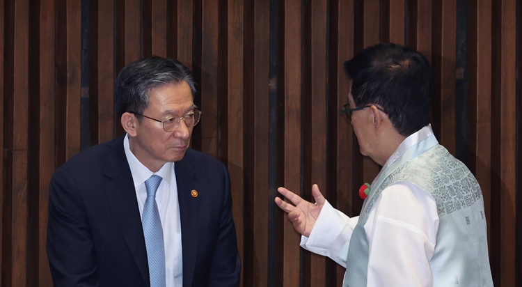 이번 정부조직법 개정안의 최대 쟁점은 ‘중대범죄수사청 소재’ 문제가 될 전망이다. 사진은 정성호 법무부 장관이 지난 1일 국회에서 열린 국회(정기회) 개회식에서 박지원 더불어민주당 의원의 얘기를 듣고 있는 모습. / 뉴시스