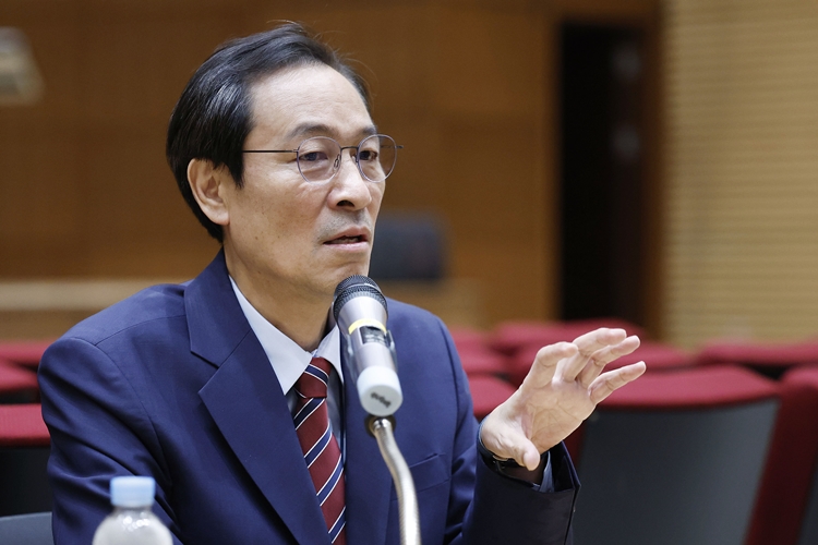 당정은 ‘검찰개혁 이견설’을 수습하는 데 힘을 쓰는 모습이다. 사진은 우상호 대통령실 정무수석이 지난달 21일 용산 대통령실 청사에서 국정 현안 관련 기자간담회를 하고 있는 모습. / 뉴시스