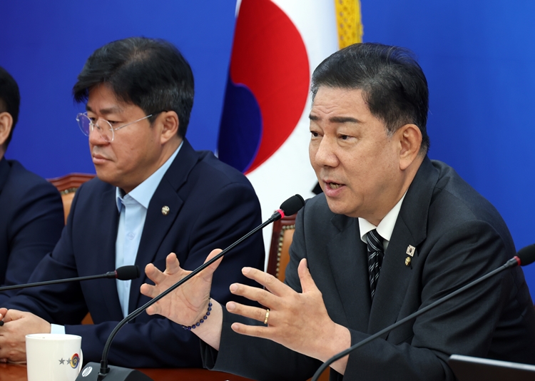 더불어민주당 내에선 내란특별재판부 추진 움직임 속 ‘신중론’도 함께 나오는 상황이다. 사진은 김병기 원내대표가 지난 2일 국회에서 2025 정기국회 관련 기자회견을 하고 있는 모습. / 뉴시스