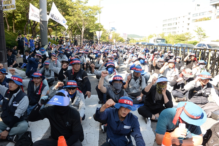 HD현대그룹 조선부문 3사 노조는 최근 파업의 수위를 높이고 있다. 사진은 지난해 9월 조선업종 노조연대가 울산 HD현대중공업 본사 앞에서 총파업 결의대회를 하고 있는 모습. / 뉴시스