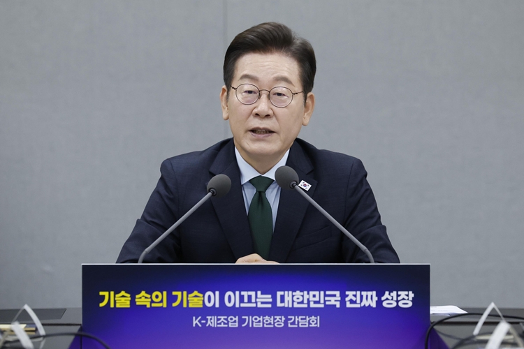 이재명 대통령이 3일 경기 안산시 새솔다이아몬드공업에서 열린 K-제조업 기업현장 간담회에서 발언하고 있다. / 뉴시스