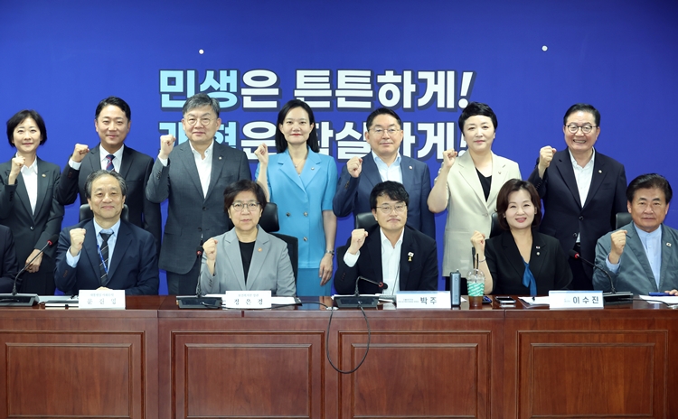 박주민 국회 보건복지위원장과 정은경 보건복지부 장관, 문진영 대통령실 사회수석 등 참석자들이 4일 서울 여의도 국회 의원회관에서 열린 보건복지 당·정·대 협의에서 기념촬영하고 있다. / 뉴시스