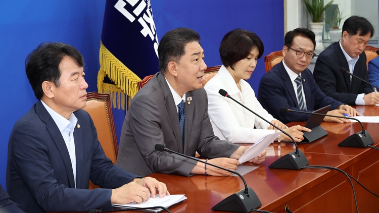 김병기 더불어민주당 원내대표가 4일 오전 국회에서 열린 정책조정회의에서 발언을 하고 있다. / 뉴시스