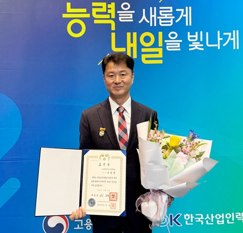 시그니엘 서울 호텔의 나성주 제과장이 ‘제29회 직업능력의 달’ 기념식에서 대통령표창을 수상했다. / 롯데호텔앤리조트