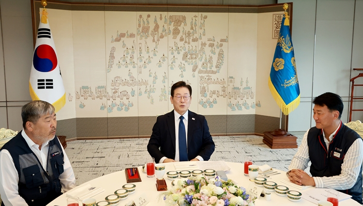 이재명 대통령이 4일 서울 용산 대통령실 청사에서 열린 양대 노총 위원장과 오찬 간담회에서 발언하고 있다. (대통령실통신사진기자단) / 뉴시스