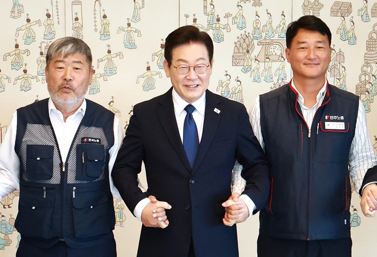 이재명 대통령이 4일 서울 용산 대통령실 청사에서 열린 양대 노총 위원장과 오찬 간담회에서 양경수(오른쪽) 민주노총 위원장, 김동명 한국노총 위원장과 기념촬영을 하고 있다. (대통령실통신사진기자단) / 뉴시스