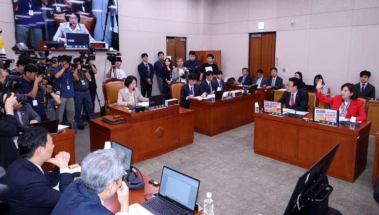 추미애 국회 법제사법위원회 위원장과 나경원 국민의힘 의원이 4일 국회에서 열린 법제사법위원회 전체회의에서 언쟁을 하고 있다. / 뉴시스