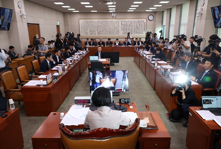추미애 국회 법제사법위원회 위원장이 4일 국회에서 열린 법제사법위원회 전체회의에서 의사봉을 두드리고 있다. / 뉴시스