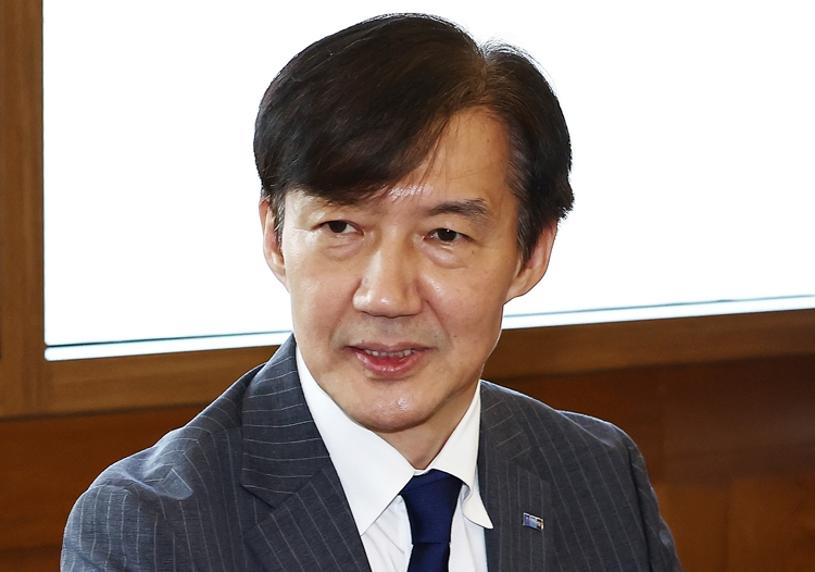 조국 조국혁신당 혁신정책연구원장은 당내 성 비위 사건에 대해 “큰 상처를 받으신 피해자분들께 깊은 위로를 전한다”고 밝혔다. 사진은 조 원장이 지난 4일 서울 종로구 조계사에서 총무원장 진우스님을 예방하며 발언하고 있는 모습. / 뉴시스