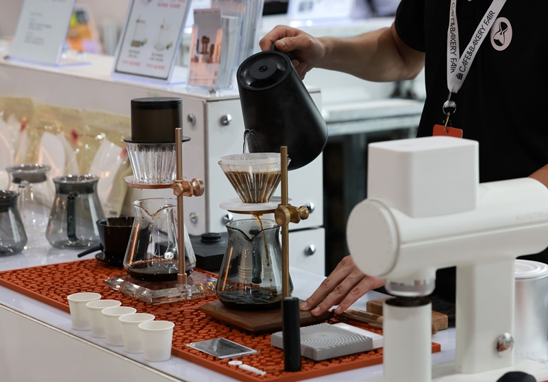 아울러 전문가들은 공복의 모닝커피를 마시는 모든 사람이 건강에 큰 악영향 받지는 않을 것이라 보고 있다. 사람마다 카페인 민감도, 장내 미생물 등 건강 상태가 다르기 때문이다./ 뉴시스