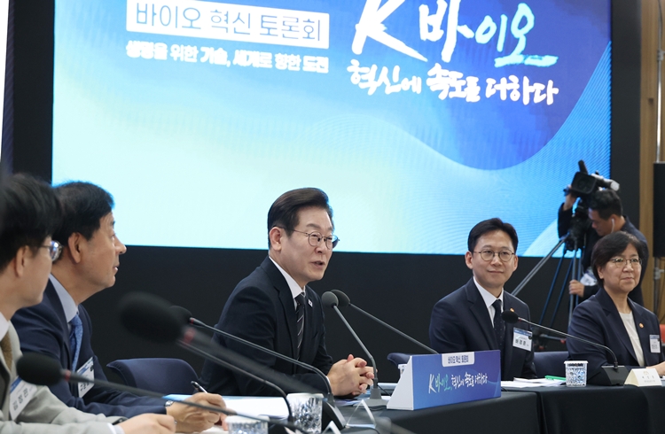 이재명 대통령이 5일 인천 송도 컨벤시아에서 열린 바이오 혁신 토론회에서 발언하고 있다. (대통령실통신사진기자단) / 뉴시스