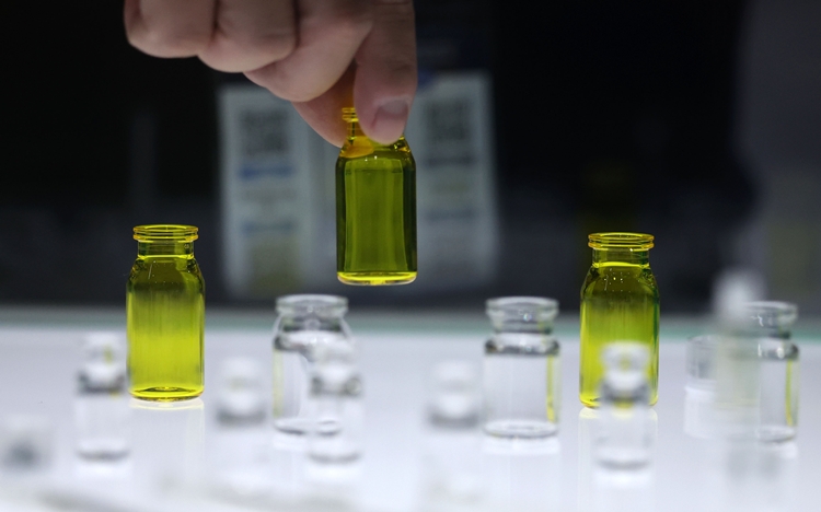 지난 2024년 7월 10일 서울 강남구 코엑스에서 열린 바이오·제약 분야 종합 컨벤션 '2024 바이오플러스 인터펙스 코리아' 의약품 포장재 제조 기업 웨스트 파마슈티컬 서비스 부스에서 관계자가 의약품 1차 포장재를 소개하고 있다. / 뉴시스