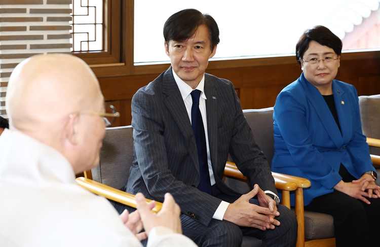 조국혁신당의 성 비위 사건에 대해 일각에선 조국 혁신정책연구원장의 책임론 주장이 나오지만, 당은 조 원장 책임론에 선을 그었다. 사진은 조 원장과 김선민 당 대표 권한대행이 지난 4일 서울 종로구 조계사에서 총무원장 진우스님을 예방하고 있는 모습. / 뉴시스