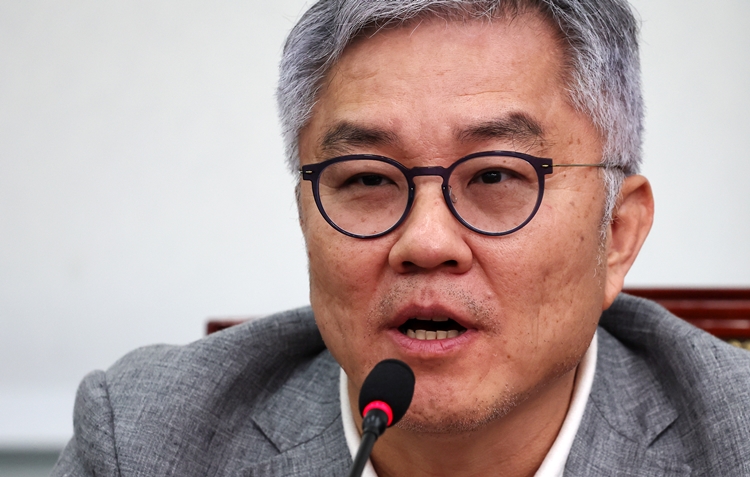 조국혁신당의 성 비위 사건 파장은 최강욱 더불어민주당 교육연수원장의 ‘2차 가해’ 발언이 알려지면서 민주당까지 불통이 튀었다. 사진은 최 원장이 지난달 22일 국회에서 열린 최고위원회의에서 발언하고 있는 모습. / 뉴시스