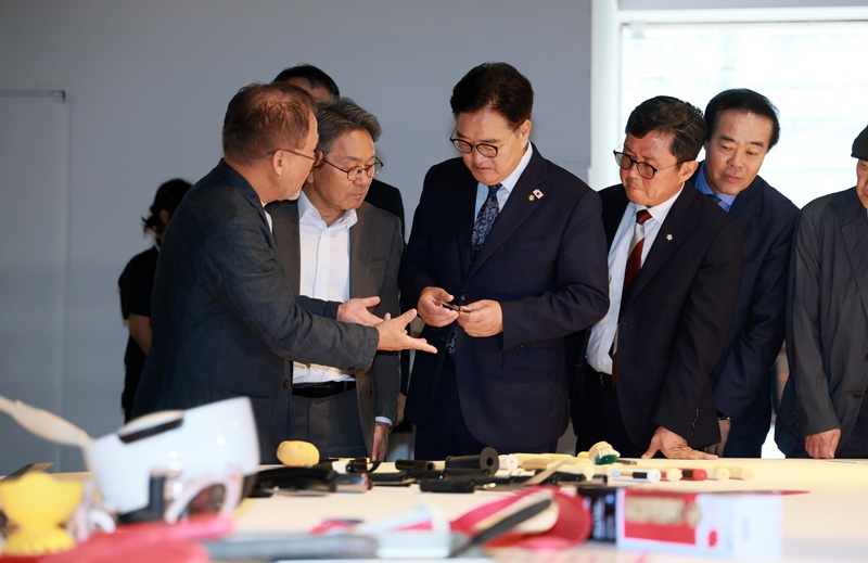 우원식 국회의장이 지난 5일 오후 광주 비엔날레전시관에서 열린 ‘2025 광주디자인비엔날레’전시를 관람했다. / 국회의장 공보수석실 