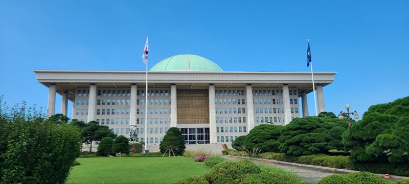 오는 23일부터 24일까지 양일간 여의도 국회에서 ‘2025 국회 입법박람회’가 열리는 가운데, 이 기간 국회 중앙잔디광장에서 ‘국민입법제안소’가 함께 운영된다. 사진은 국회의사당 모습. / 시사위크 DB