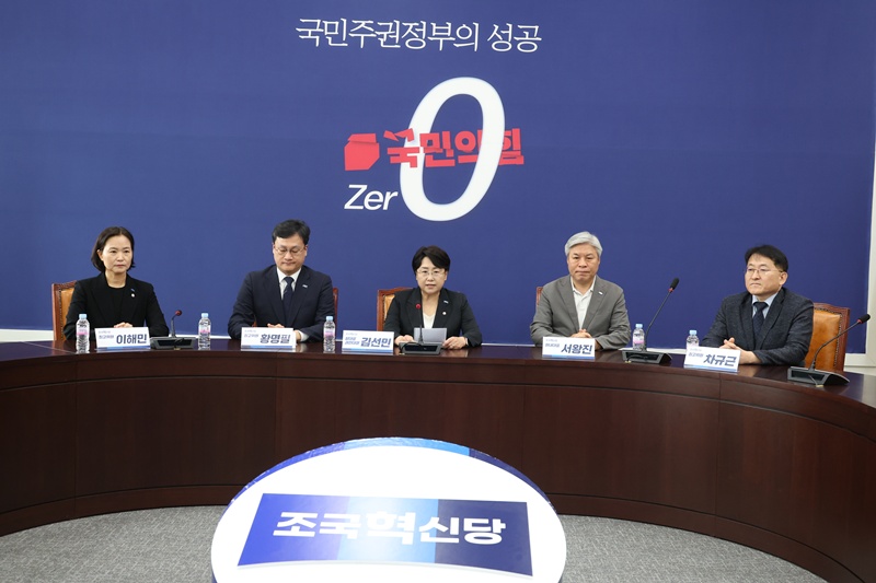 김선민 조국혁신당 대표 권한대행이 7일 오후 서울 여의도 국회에서 열린 긴급 최고위원 기자회견에서 '당내 성비위 사건' 관련 지도부 총사퇴를 밝히고 있다. / 뉴시스