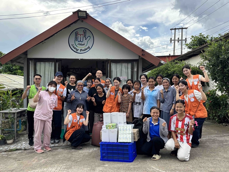 제주항공이 열린의사회와 함께 9월 3~8일 기간 라오스 루앙프라방에서 해외의료봉사활동을 진행했다. / 제주항공