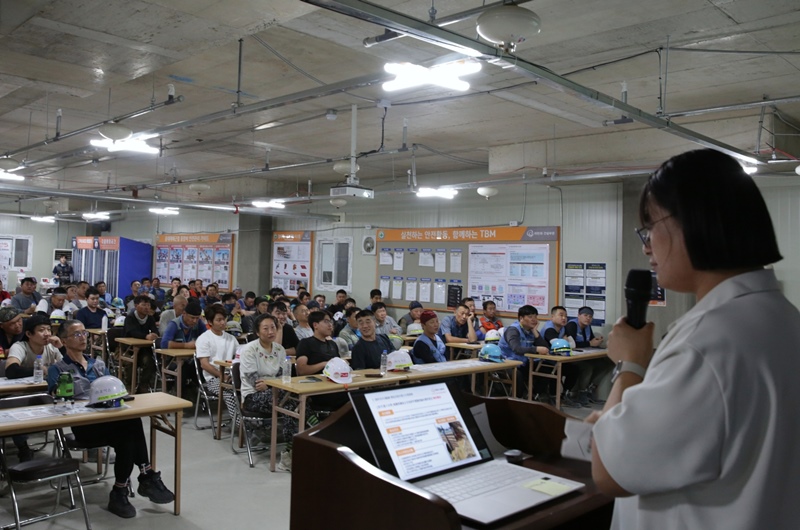 외국인 근로자들이 외국인 안전문화 지도사의 강의를 경청하고 있다. /  ㈜한화 건설부문