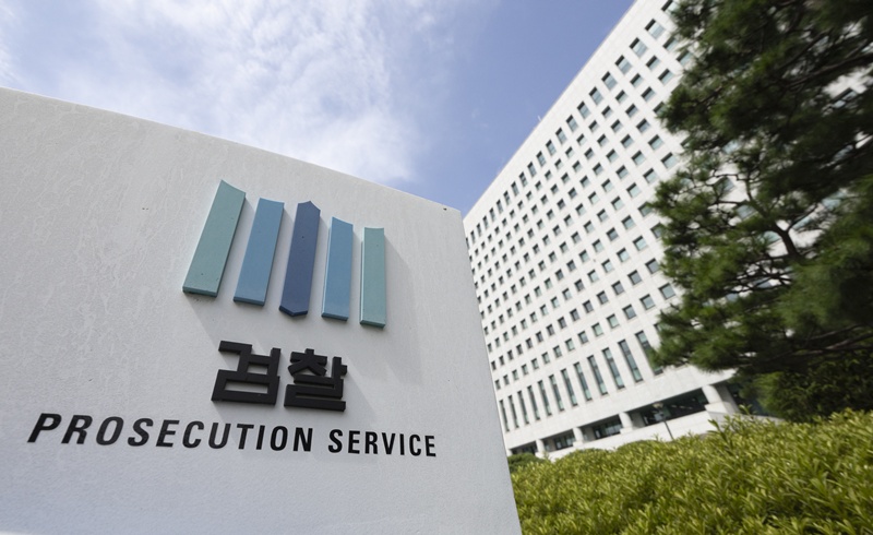 1948년 검찰청법 제정 이후 78년간 이어진 법무부 외청 체제가 종료되고, 검찰의 수사·기소권은 내년 9월 신설되는 중대범죄수사청(중수청)과 공소청으로 각각 분리될 예정이다. 사진은 8일 서울 서초구 대검찰청 청사 모습이 보이고 있다. / 뉴시스