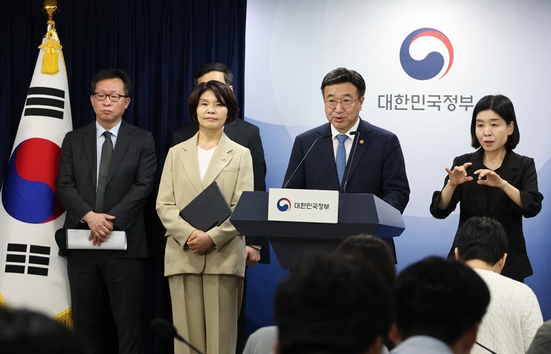 윤호중 행정안전부 장관이 7일 서울 종로구 정부서울청사에서 정부조직 개편방안 등 고위당정협의회 결과 브리핑을 하고 있는 모습이다. / 뉴시스