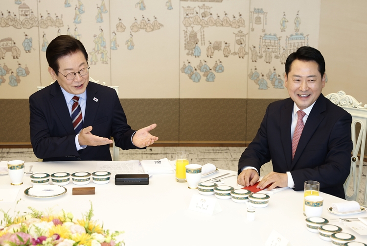 이재명 대통령이 8일 서울 용산 대통령실 청사에서 열린 여야 지도부 오찬 회동에서 장동혁 국민의힘 대표에게 발언을 권하고 있다. / 뉴시스