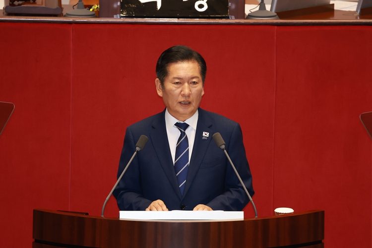 정청래 더불어민주당 대표가 9일 서울 여의도 국회에서 열린 제429회국회(정기회) 제2차 본회의에서 교섭단체 대표연설을 하고 있다. / 뉴시스