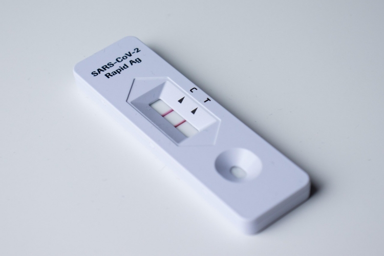 질병관리청은 인도, 방글라데시에서 입국 시 발열, 두통 등 증상이 있을 경우 건강상태를 검역관에게 신고하도록 하는 등 대비하고 있다. 사진은 코로나바이러스 검진 키트. / 픽사베이