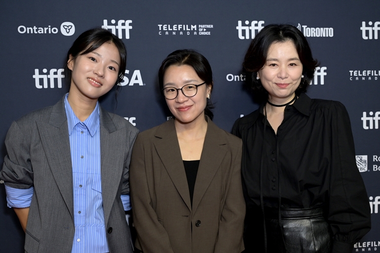 토론토국제영화제에 참석한 (왼쪽부터) 서수빈과 윤가은 감독, 장혜진. /  Darren Eagles, Getty Images