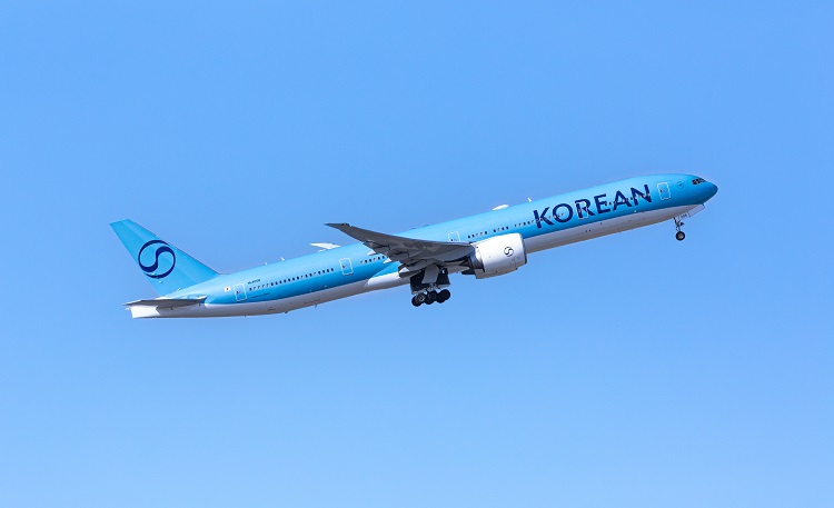 대한항공이 B777-300ER 기종 11대의 좌석을 개조하는 계획을 밝혔으나, 공정위의 압박에 이를 전면 백지화했다. 일각에서는 공정위가 기업의 경영 자율성을 침해했다는 지적이 제기돼 논란이 예상된다. / 대한항공