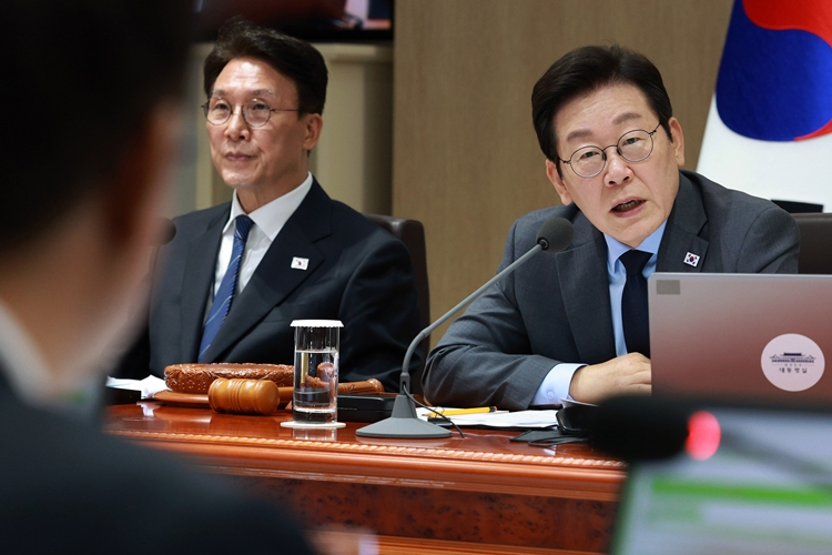 이재명 대통령이 9일 서울 용산 대통령실 청사에서 열린 제41회 국무회의에서 민생경제 회복·안정 대책 토론 발언을 하고 있다. / 뉴시스