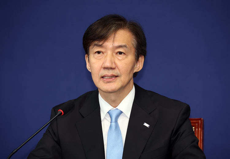 조국혁신당이 당내 성 비위 사건 내홍을 수습할 비상대책위원장에 조국 혁신정책연구원장을 단수 추천하기로 했다. 사진은 조 원장이 지난 1일 국회에서 열린 최고위원회의에서 발언하고 있는 모습. / 뉴시스