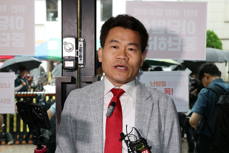 국민의힘 전당대회 합동연설회를 방해해 당 윤리위원회에 회부된 전한길(본명 전유관) 전 한국사 강사가 지난 8월 14일 오전 서울 여의도 중앙당사에서 열린 윤리위원회에 참석하기 전 입장을 밝히고 있다.(공동취재) / 뉴시스