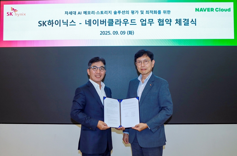 네이버클라우드는 SK하이닉스와 AI서비스 성능 및 효율 혁신 협력을 진행하기로 했다고 10일 밝혔다. (왼쪽부터)네이버클라우드 김유원 대표와 SK하이닉스 안현 개발총괄사장. / 네이버클라우드