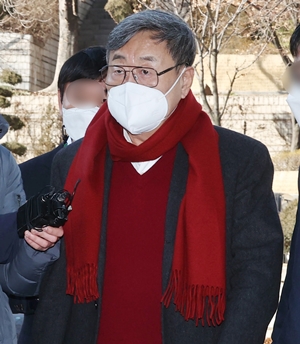 김준기 DB그룹 창업회장은 과거 성추문으로 경영 일선에서 물러났다. 하지만 이후에도 DB아이앤씨 지분을 늘리는 행보로 승계와 관련해 물음표를 남겨왔다. / 뉴시스